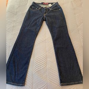 Levi’s Curvy Cut low rise, dark wash straight leg jeans. Size 11M. NWOT.